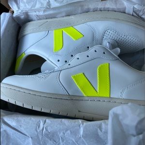 Veja V 10 leather size 9US-40EU Flouro